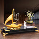 Fashion Fenghuo Office Office Ornaments Gerente General Boss Desktop Ornamentos Atmosféricos Cristal Atmosférico Vailatario Soporte de bolígrafo Negocio Apertura Diamante Diamond Doble Sailboat + Piloto Piloto Timón