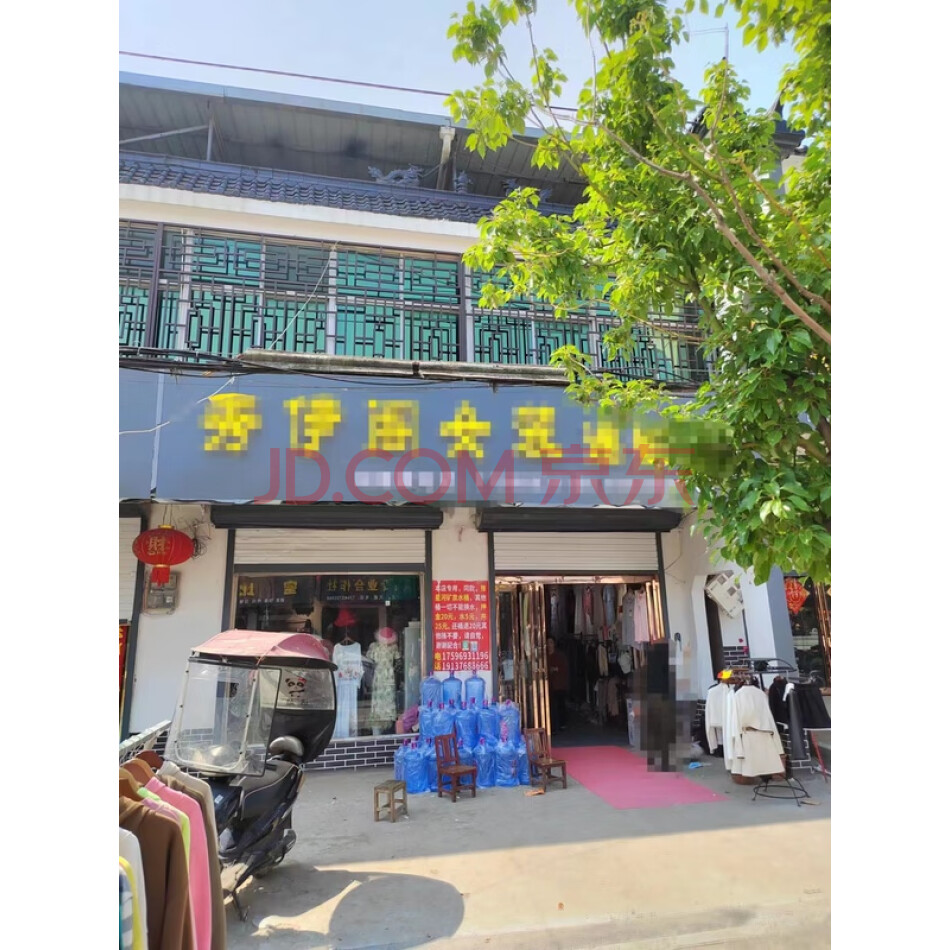 位于王店乡街道路南一处商铺与住宅。