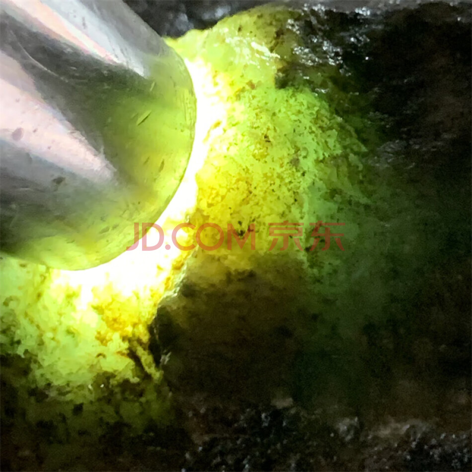 标的 一块重约2.039公斤莫湾基缅甸翡翠原石毛料