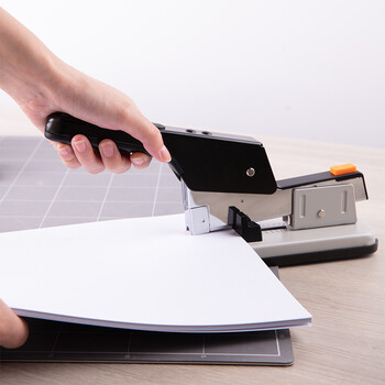 得力(deli)80页重型大订书机/订书器 大号加厚重型订书机 适配23/6~23/13订书钉 黑色 得力(deli)80页重型大订书机/订书器 大号加厚重型订书机 适配23/6~23/13订书钉 黑色