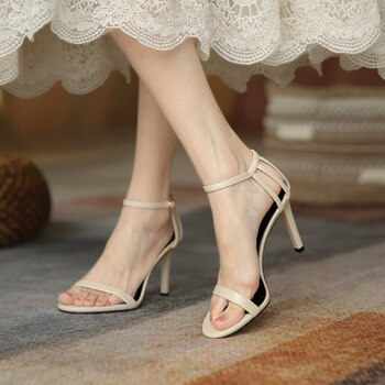 宝卡文一字带扣细高跟凉鞋一佳人夏季高跟细跟感一字带白色小众气质