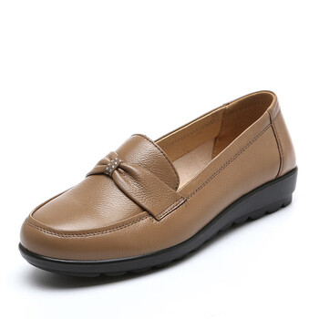 妈妈鞋脚宽软底真皮单鞋秋冬季新款中年大码女鞋41一43中老年皮鞋杏色