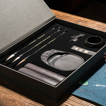 湖颖以文会友升级款 文房四宝毛笔套装书法练习狼羊毫(兼毫毛笔/墨条/砚台/镇尺/笔搁/水碟)年货礼盒 湖颖以文会友升级款 文房四宝毛笔套装书法练习狼羊毫(兼毫毛笔/墨条/砚台/镇尺/笔搁/水碟)年货礼盒