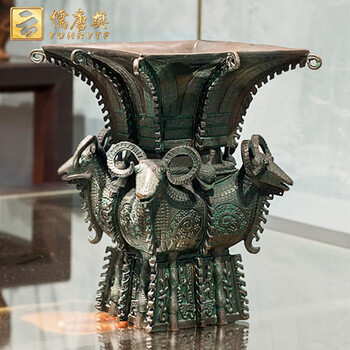 中国古美術・旧蔵の磁器・四羊方尊・16x18cm・書道具・案頭・置物・文房具 中国古美術・旧蔵の磁器・四羊方尊・16x18cm・書道具・案頭