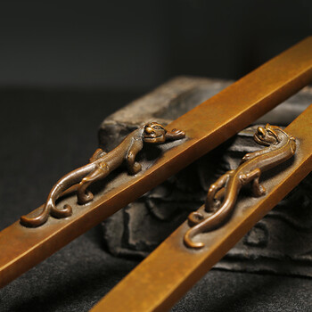 弘梅【全网低价】螭龙镇尺镇纸 青铜仿古多功能毛笔架 文房四宝礼品礼盒高档镇尺铜器摆件 弘梅【全网低价】螭龙镇尺镇纸 青铜仿古多功能毛笔架 文房四宝礼品礼盒高档镇尺铜器摆件