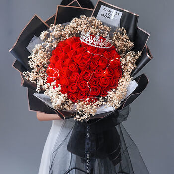 52朵红皂花玫瑰满天星【皇冠款】