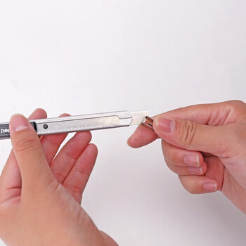 得力(deli)5把金属小号美工刀 自动锁裁纸刀小刀 办公用品 银色 P02058-05 得力(deli)5把金属小号美工刀 自动锁裁纸刀小刀 办公用品 银色 P02058-05