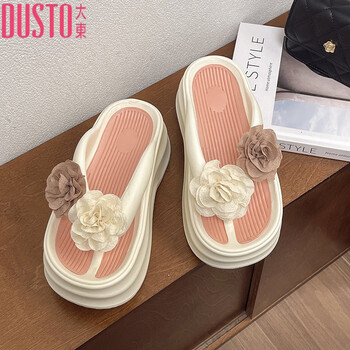 大东增高厚底夹趾人字拖鞋女夏外穿2024新款高级感花朵沙滩防滑凉拖鞋