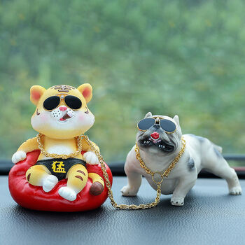 摇头摆件老虎车内装饰用品中控台办公创意虎年车载新款猛虎会犬白色