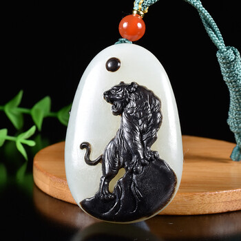 珠宝严选高端收藏万年黑皮拍虎虎生威和田玉生肖虎挂件61克送礼佳品附