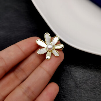 bomp施华洛落世奇贝壳小雏菊防走光扣胸针女珍珠胸花别针徽章小香金色