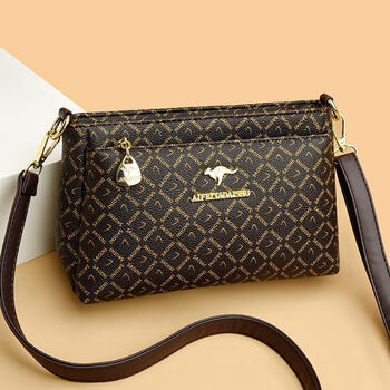 酷奇袋鼠小皮包女单肩斜挎包女2023秋冬新款百搭女士中年妈妈小字母棕