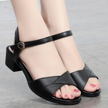 皮凉鞋中年妇女大码凉鞋一字带新款夏天穿的中跟百搭真皮粗跟妈妈女鞋