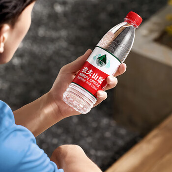 农夫山泉 饮用水 饮用天然水550ml*24瓶 整箱装 开会饮用水（包装随机）