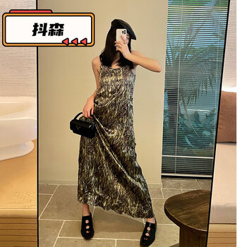 抖森爱依衣服2023春季新款韩版设计女装肌理感褶皱印花吊带连衣裙气质