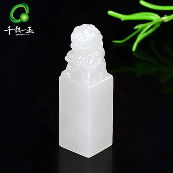 中国美術 翡翠 玉石 彫刻 獅子 中国美術 翡翠 玉石 彫刻 獅子