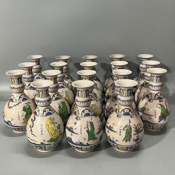 大明成化年製　花瓶 An exceptionally rare and finely painted blue and white