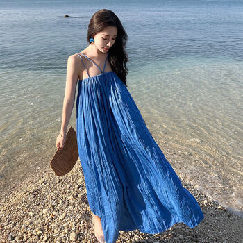 巷前海边度假克莱因蓝吊带连衣裙女法式超仙蓝色季三亚沙滩裙子宽松
