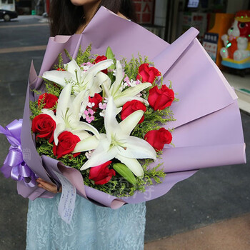 a-11朵红玫瑰3枝百合花