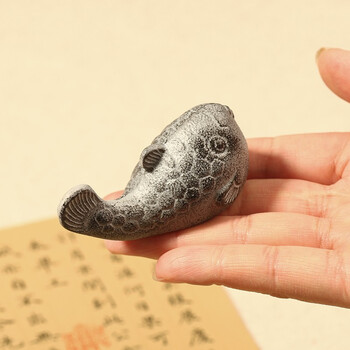 弘梅河豚镇尺 镇纸铸铁学生毛笔书法可爱金属小摆件 文房四宝毛笔架子 弘梅河豚镇尺 镇纸铸铁学生毛笔书法可爱金属小摆件 文房四宝毛笔架子