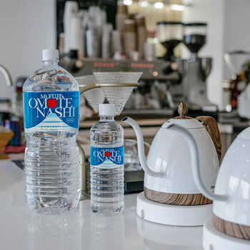 Mt. FUJI's OMOTENASHI日本进口富士山弱碱性矿泉水2L*6瓶 整箱装 Mt. FUJI's OMOTENASHI日本进口富士山弱碱性矿泉水2L*6瓶 整箱装