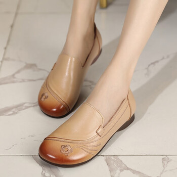 春秋牛皮鞋子防滑妈妈鞋中老年舒适软底轻便平底鞋女单鞋大码杏色34