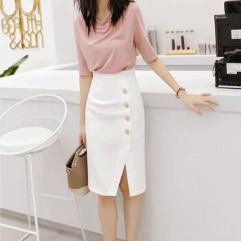 一般穿白色半身长裙的时候,可以选择鲜艳一点的上衣,看着不会太单调和