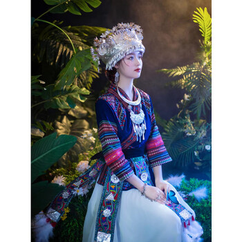 服饰内衣>女装>旗袍>蒂淑兰>蒂淑兰贵州苗族服装女项圈土家族苗疆少女