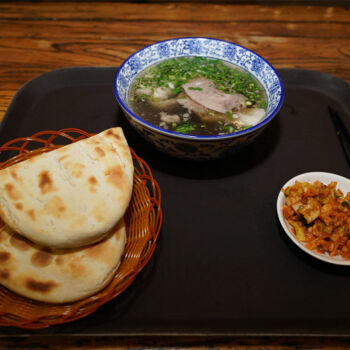 雲舵 月牙燒餅陝西大荔手工炭火明爐烤制肉夾饃芝麻餅水盆羊肉泡饃園