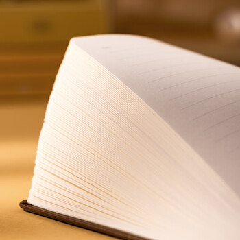 得力（deli）黄油小熊精装绑带本笔记本记事本精装本A5-96张NS281-B颜色随机