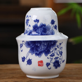 付け染めう(青花瓷酒壶） 付け染めう(青花瓷酒壶） A blue and white 'phoenix' vase