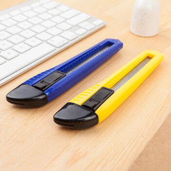 晨光 18mm大号美工刀 经济型简易裁纸刀 削铅笔刀裁壁纸刀子 颜色随机 单把装 ASS91465 晨光 18mm大号美工刀 经济型简易裁纸刀 削铅笔刀裁壁纸刀子 颜色随机 单把装 ASS91465