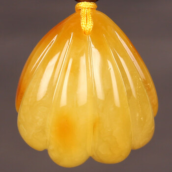 蜜蜡满蜡精雕贝壳吊坠 重9.52g(含链)