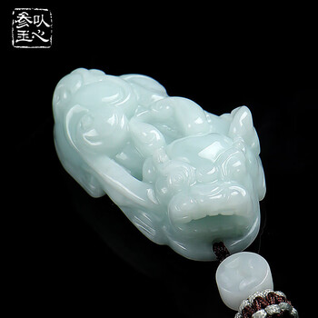 翡翠飘花バングル 几簇生动的蓝绿飘花，并非死板的色块沉淀。 #珠宝翡翠