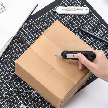 齐心（COMIX）微锯齿开箱刀 安全快递开箱刀 手动锁定开箱神器  创意便携美工刀 黑色B2868