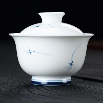 中国宋代青瓷盖碗，茶器。 宋代饮茶瓷器赏析：佳瓷配佳茗_鉴藏知识_新浪收藏_新浪网