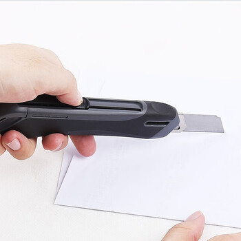 国誉(KOKUYO)美工刀大号FLANE安全便携手工刀裁纸刀附刀片收纳盒 办公用品 黑色 1个 HA-S200D