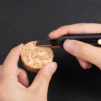 飞兹（fizz）黑刃特氟龙美工刀9mm高碳钢小号自动锁60度裁纸壁纸刀/快递刀办公用品学生文具黑色FZ21511