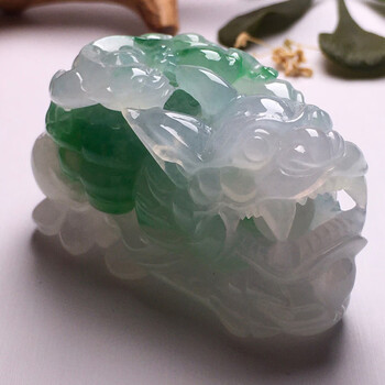 翡翠飘花バングル 几簇生动的蓝绿飘花，并非死板的色块沉淀。 #珠宝翡翠