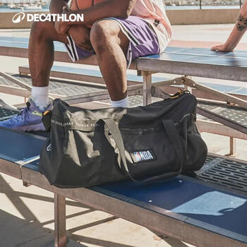 迪卡侬健身包NBA单肩桶包运动背包斜挎包包黑色湖人36-55升-4841864