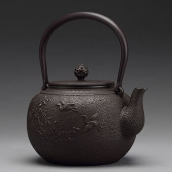 铜壶龙文堂 Ryubundo Iron Kettle Pot in the Shape of Chinese Bronze Ware
