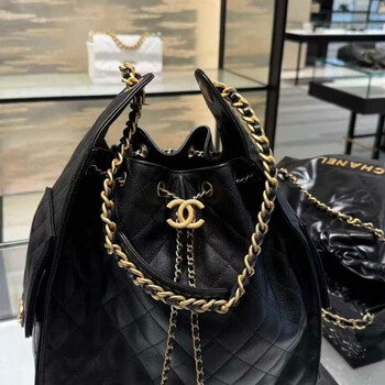 【ゴールドチェーンお洒落で素敵！】CHANELミニ バックパック Pin by Golding on Outfits | Fashion, Outfits, Fashion backpack
