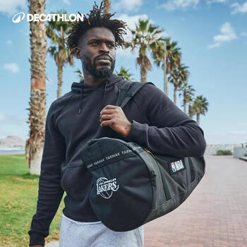 迪卡侬健身包NBA单肩桶包运动背包斜挎包包黑色湖人36-55升-4841864