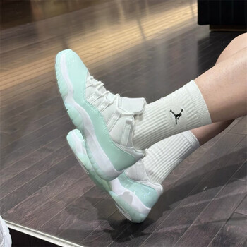 outfit jordan 11 legend blue on feet