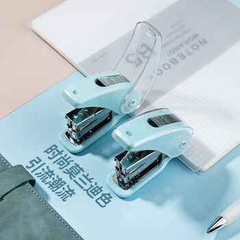 齐心(COMIX)20页迷你小号订书机 省力订书机/订书器12# 小巧便携自储钉功能 学生办公用品 20页 冰川蓝B3118 齐心(COMIX)20页迷你小号订书机 省力订书机/订书器12# 小巧便携自储钉功能 学生办公用品 20页 冰川蓝B3118