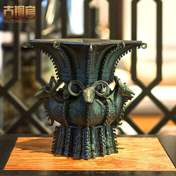 中国古美術・旧蔵の磁器・四羊方尊・16x18cm・書道具・案頭・置物・文房具 中国古美術・旧蔵の磁器・四羊方尊・16x18cm・書道具・案頭