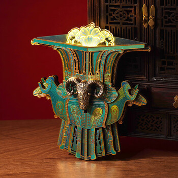 中国古美術・旧蔵の磁器・四羊方尊・16x18cm・書道具・案頭・置物・文房具 中国古美術・旧蔵の磁器・四羊方尊・16x18cm・書道具・案頭