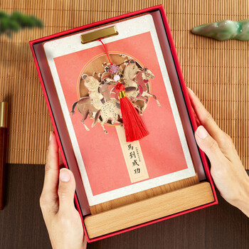 卫美国潮镂空实木台历2026高档流苏公司广告商务办公送领导办公室桌面摆件月历竖款日历企业定制logo