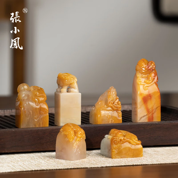 山水寿老人刻黄芙蓉石印材 在銘 専用台付き　古印材老印材　田黄 山水寿老人刻黄芙蓉石印材 在銘 専用台付き 古印材老印材 田黄