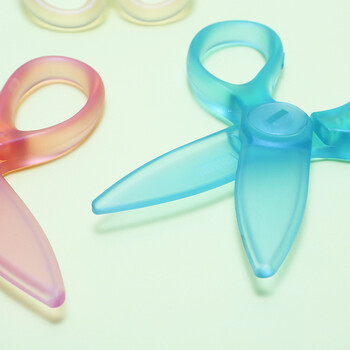 国誉(KOKUYO)儿童树脂剪刀淡彩曲奇学生用飞特飒飒剪刀刃长50mm 透明1个 WSG-HSJ230T